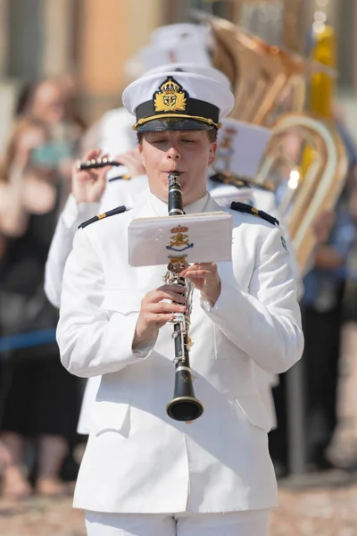 Opening van het Koninklijk kasteel in Stockholm, muziekkorps in wit p — Stockfoto