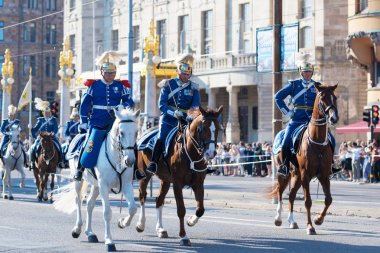 Ulusal da sırasında Kraliyet arabaları önce atlı korumaları