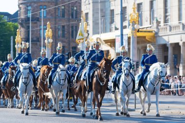 Ulusal da sırasında Kraliyet arabaları önce atlı korumaları