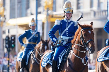 Ulusal da sırasında Kraliyet arabaları önce atlı korumaları