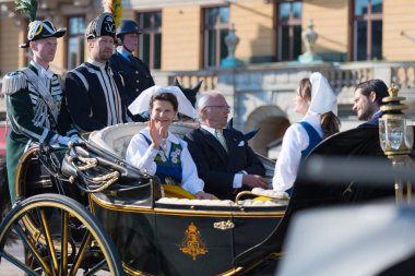 Kraliçe Silvia ve Kral Carl Gustav ile taşıma t sallayarak