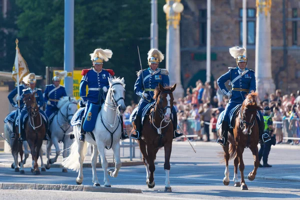 Guardias montados antes de los carruajes reales durante la da nacional — Foto de Stock