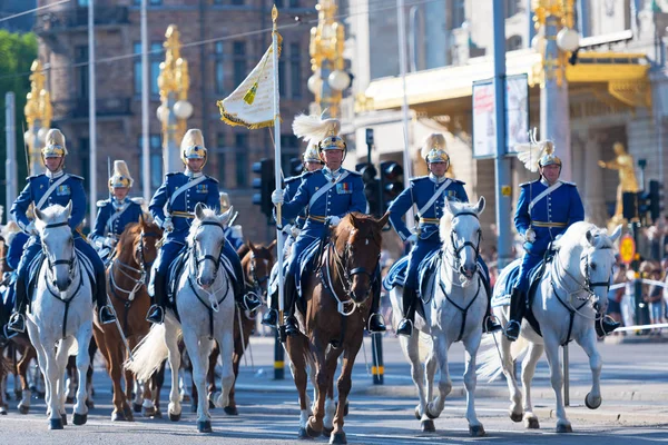 Guardias montados antes de los carruajes reales durante la da nacional — Foto de Stock