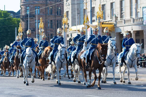 Guardias montados antes de los carruajes reales durante la da nacional — Foto de Stock