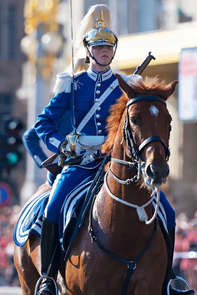 Guardias montados antes de los carruajes reales durante la da nacional — Foto de Stock