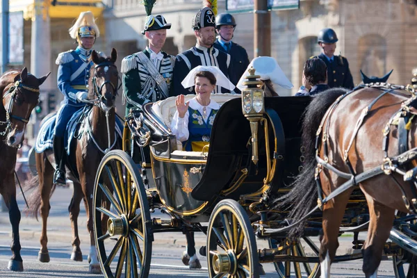 El carruaje con la reina Silvia y la princesa Sofía agitando el — Foto de Stock