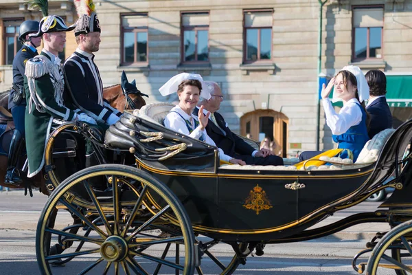 Kraliçe Silvia ve Prenses Sofia ile taşıma sallayarak