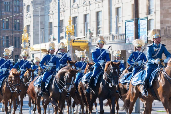 Guardie reali montate dietro il corteggiamento reale durante la nazione — Foto Stock