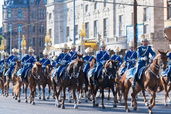 Guardias reales montados detrás del cortejo real durante la nación — Foto de Stock
