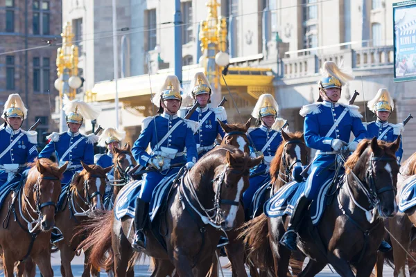 Guardie reali montate dietro il corteggiamento reale durante la nazione — Foto Stock