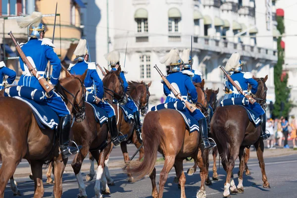 Guardias reales montados detrás del cortejo real durante la nación — Foto de Stock