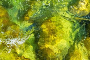 Soyut desenlerde renkli renklerde berrak su