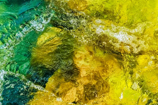 Чистая вода в красочных красках абстрактными узорами — стоковое фото