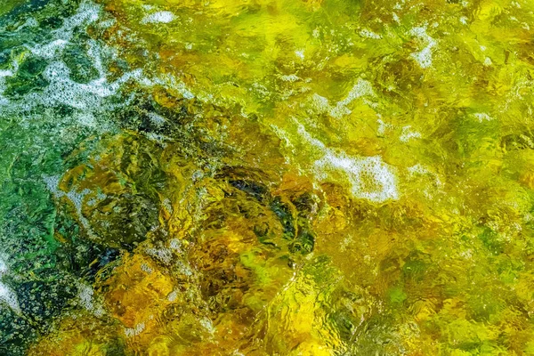 Agua clara en colores coloridos en patrones abstractos — Foto de Stock