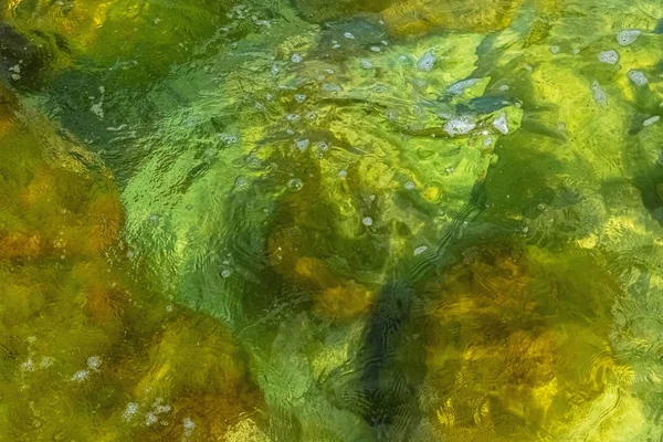 Agua clara en colores coloridos en patrones abstractos —  Fotos de Stock