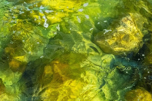 Klares Wasser in bunten Farben in abstrakten Mustern — Stockfoto