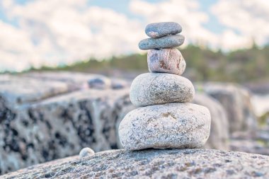 Kıyı şeridinde taş yığını