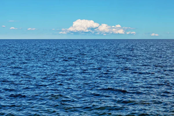 Wolken über einem tiefblauen Meer an einem sonnigen Tag — Stockfoto
