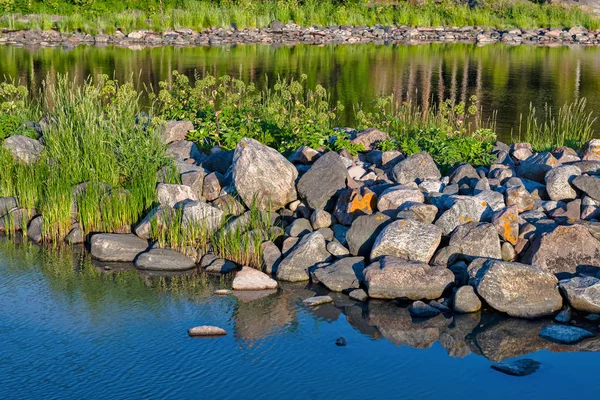 Güneşli bir sabah sırasında Baltık deniz kıyı şeridi, granit taşlar ile — Stok fotoğraf