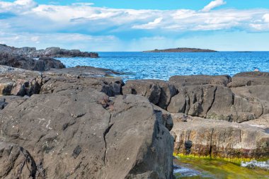 Kayalık kıyı şeridi Baltık denizi b üzerinde yaz bulutları ile dışında