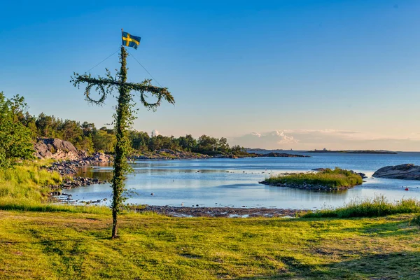Sunrise of a classic midsommer pole at the coast line of Roslage — Stock Photo, Image