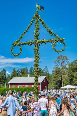 Açık bir yaz da sırasında midsommer kutup etrafında Dans