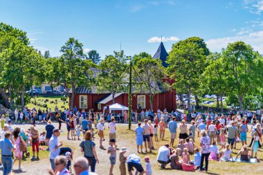 İsveç'te açık ve güneşli bir günde yaz ortası kutlamaları