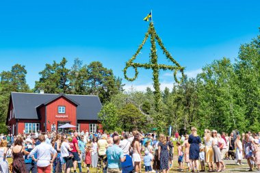 Açık bir yaz da sırasında midsommer kutup etrafında Dans