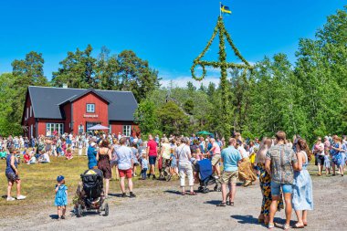 Açık bir yaz da sırasında midsommer kutup etrafında Dans