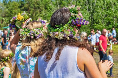 Açık ve güneşli bir günde gazap giyen kadınlarla yaz ortası