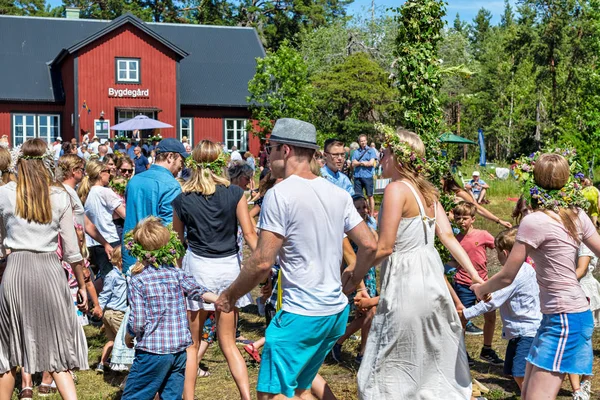 Dansen rond de en Pole tijdens een heldere zomer da — Stockfoto
