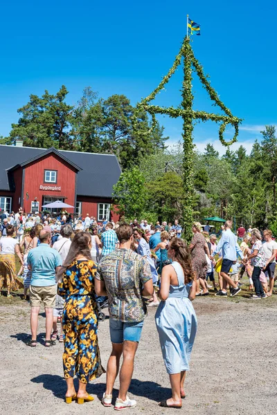 Ballando intorno al palo midsommer durante una chiara estate da — Foto Stock