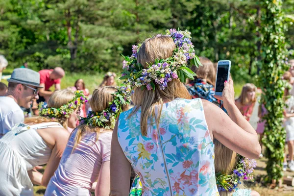 Midsummer con le donne che indossano wraths durante una giornata limpida e soleggiata — Foto Stock