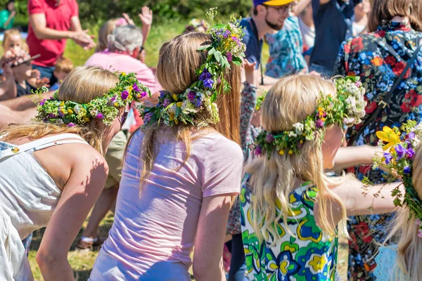 Midsummer con le donne che indossano wraths durante una giornata limpida e soleggiata — Foto Stock