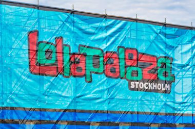 Gar stockholm girişinde Lollapalooza logo afiş
