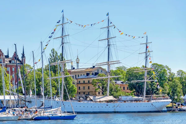 Competição de vela Gotland Runt com os barcos atracados em Skepps — Fotografia de Stock