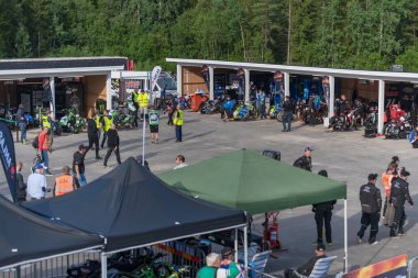 Hallstavik ve Hz Bygg Ar Speedway Gp de pitstop alanı