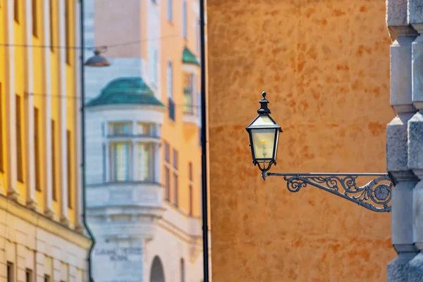 Lampada vecchio stile con vecchie pareti in gesso sullo sfondo — Foto Stock