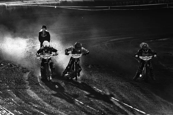 Тепловой старт в черном и белом на Speedway GP в Халльставике — стоковое фото