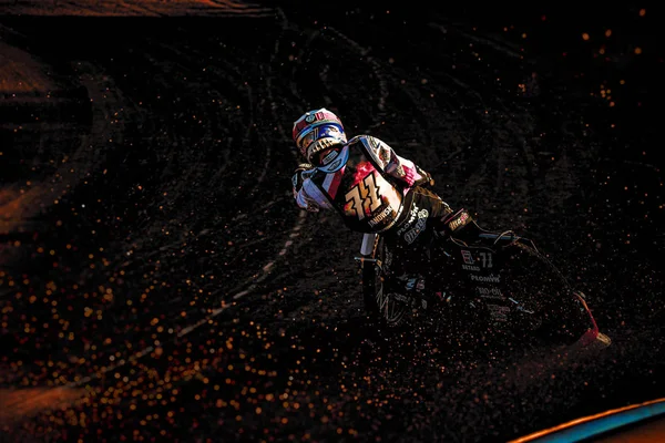 Maciej Janowski (pol) egy görbe a Speedway GP-ban Hallsta — Stock Fotó
