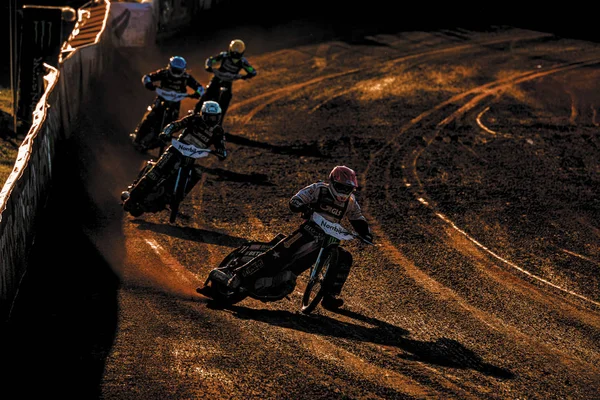 Rychlomové závodníci v podsvícení při startu na Speedway GP — Stock fotografie