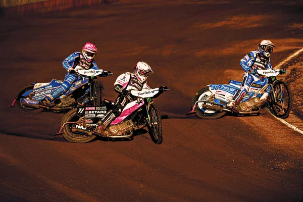 Speedway åkare i den tredje kurvan under Speedway GP i HAL — Stockfoto