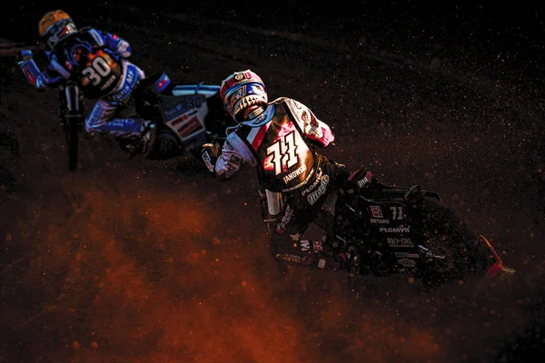 Maciej Janowski (Pol) achter Leon Madsen (den) op de Speedway — Stockfoto