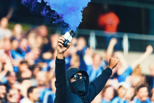 Hooligan con un dispositivo di fumo tra DIF e MFF alla Tele2 Arena — Foto Stock