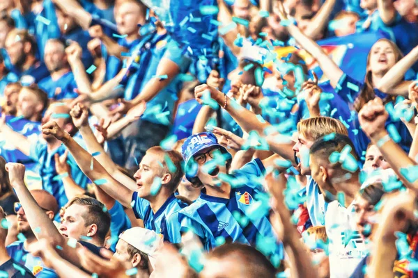 Gelukkige supporters na de DIF de equalizer tegen het MFK bij Tele2 Arena — Stockfoto
