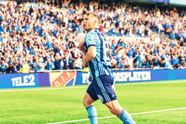 Jesper Karlstrom (DIF) poänggör equalizern mellan DIF och MFF på Tele2 Arena — Stockfoto