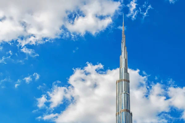 Burj Khalifa rascacielos asomándose en las nubes blancas con azul —  Fotos de Stock