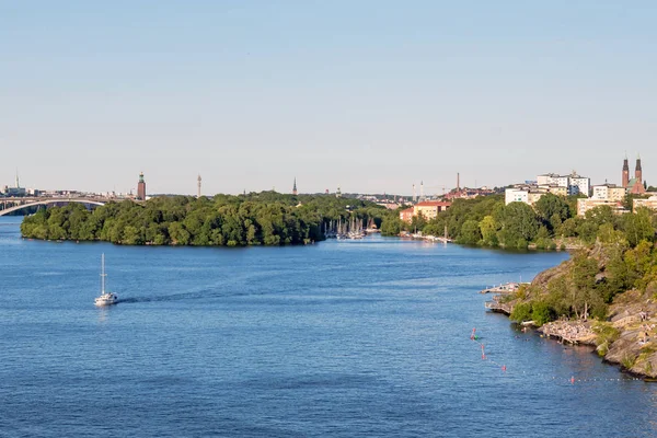 Blick über Stockholm und die Klippen bei Grondal mit Sonnenbaden — Stockfoto