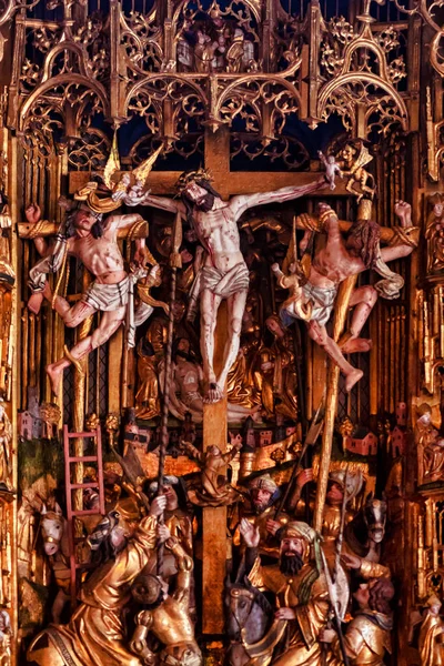 Деревянные статуи на алтаре в церкви Хаверо в Росле — стоковое фото