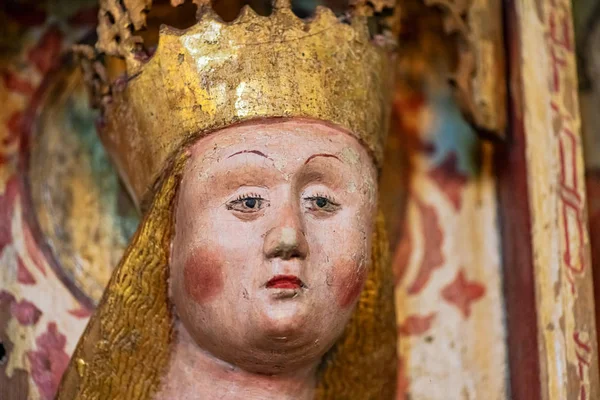 Estatua de madera cara femenina dentro de la iglesia Havero — Foto de Stock